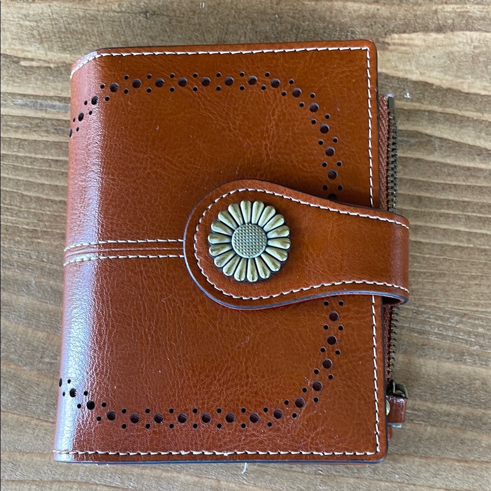 $⬇️ SENDEFN Brown Leather Wallet with Floral Button. Excellent condition!